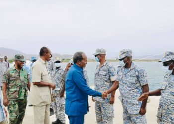 الرئيس الصومالي يتفقد وحدات القوات الصومالية المتدربة في إريتريا