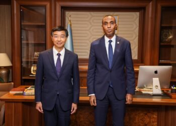 رئيس الوزراء الصومالي يستقبل في مكتبه السفير الصيني