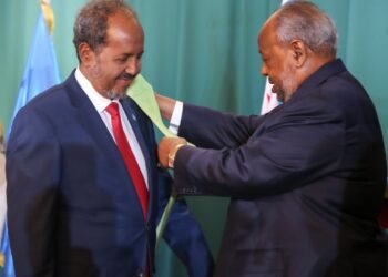 الرئيس الجيبوتي يقلد الرئيس الصومالي أعلى وسام شرف للحكومة الجيبوتية