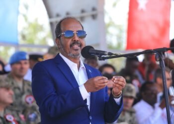 الرئيس الصومالي يختتم دورة تدريبية لضباط أركان القوات المسلحة في مدرسة تركصوم