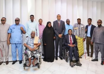 رئيس الوزراء الصومالي يستقبل أشخاصا من ذوي الاحتياجات الخاصة في مكتبه