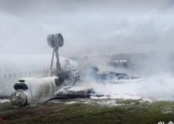 تحطم طائرة مدنية على متنها ٣٠ ركابا في مطار مقديشو