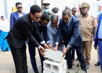 محافظ بنادر يضع حجر الأساس لإعادة بناء جسر “Israac” بين مديرتي وابري وحمر ججب