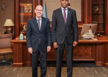 رئيس الوزراء الصومالي يستقبل السفير جيمس سوان في مكتبه