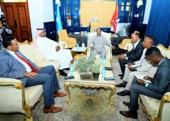 محافظ بنادر يستقبل في مكتبه السفير السعودي لدى الصومال