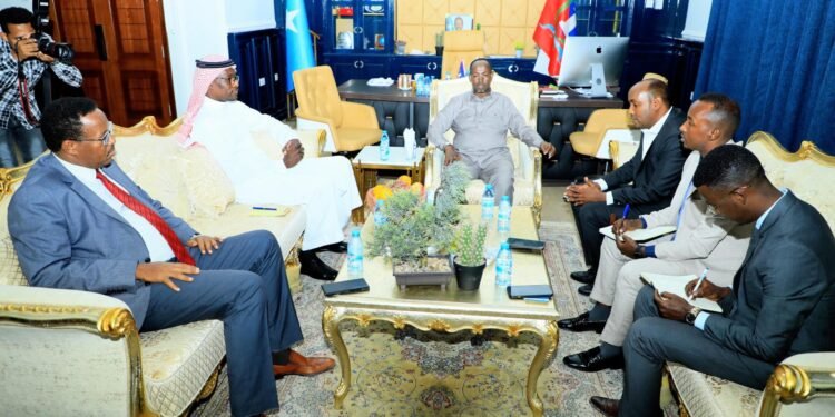 محافظ بنادر يستقبل في مكتبه السفير السعودي لدى الصومال