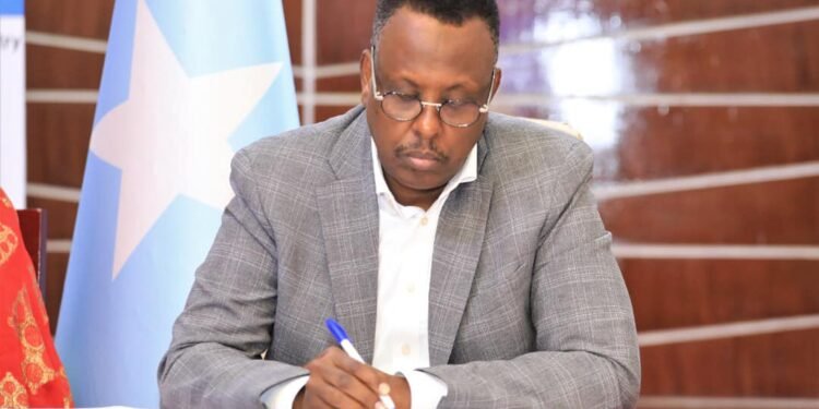 وزارة العدل الصومالية تحذر مكاتب “كُتَاب العدل” من تبادل البيانات مع حركة الشباب