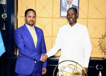 عمدة العاصمة “مقديشو” يستقبل في مكتبه السفير الإثيوبي