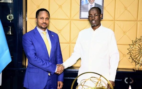 عمدة العاصمة “مقديشو” يستقبل في مكتبه السفير الإثيوبي