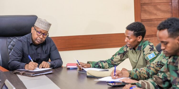 اجتماع هام بين وزير الداخلية الصومالي وقائد القوات المسلحة