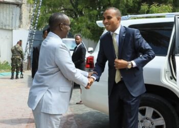 رئيس الوزراء الصومالي يجري اجتماعا مع إدارة محافظة بنادر في مقديشو