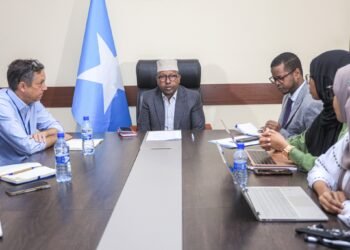 وزير الداخلية الصومالي يجتمع مع وفد من المنظمة الدولية للهجرة في مقديشو