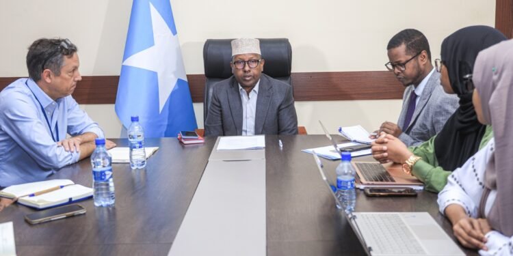 وزير الداخلية الصومالي يجتمع مع وفد من المنظمة الدولية للهجرة في مقديشو