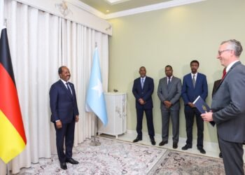 الرئيس الصومالي يتسلم أوراق الاعتماد من خمسة سفراء جدد في مقديشو