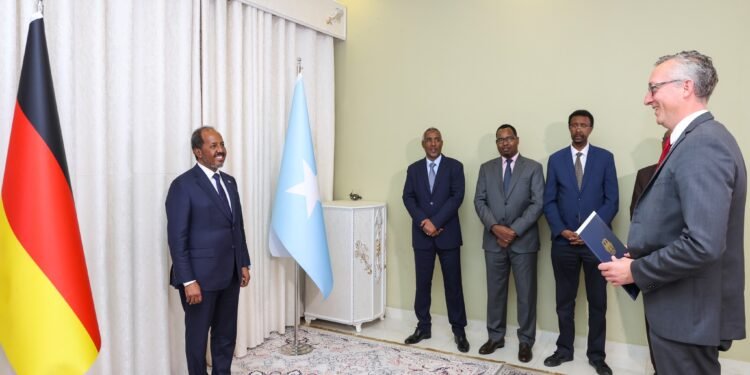 الرئيس الصومالي يتسلم أوراق الاعتماد من خمسة سفراء جدد في مقديشو