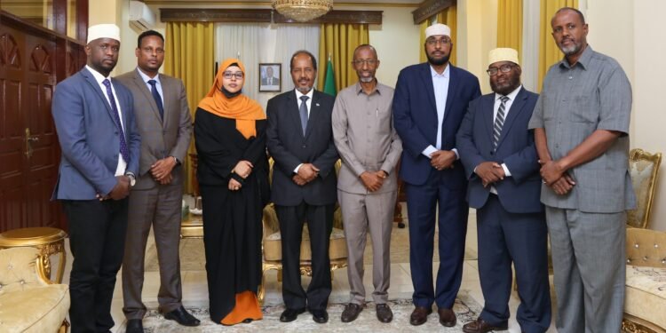 الرئيس الصومالي يجتمع مع مسؤولي القطاع التعليمي في البلاد
