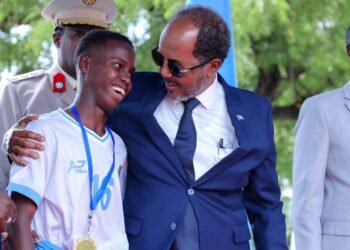 الرئيس الصومالي يرحب بالمنتخب الوطني الفائز بكأس “سيكافا” في مقديشو