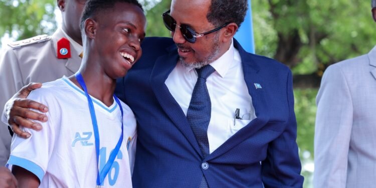 الرئيس الصومالي يرحب بالمنتخب الوطني الفائز بكأس “سيكافا” في مقديشو