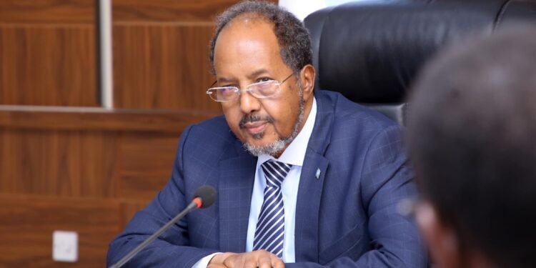 الرئيس الصومالي يرحب باتفاقية إنتاج البترول “الموقَّعة” مع شركة “كوستلاين إكسبلوريشن” الأميركية