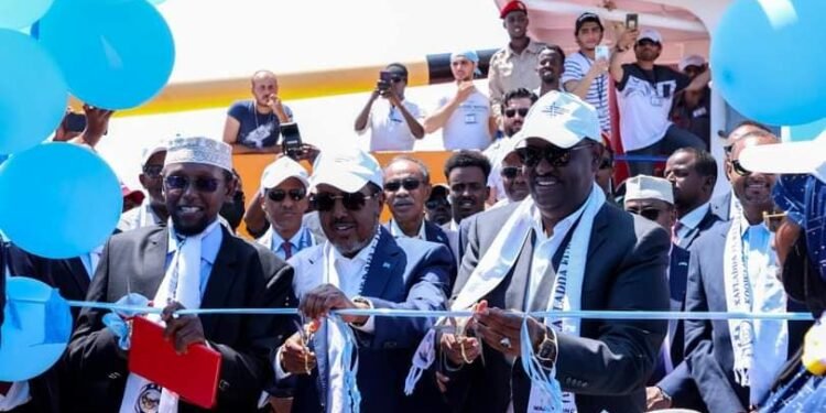 الرئيس الصومالي يفتتح ميناء مدينة غَرَعَدْ الجديد في ولاية بونتلاند