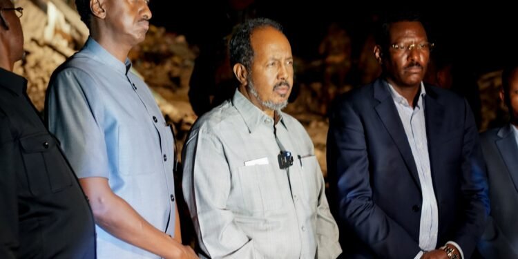 الرئيس الصومالي يدعو إلى توفير رعاية طبية للمصابين بالهجوم الإرهابي في مقديشو