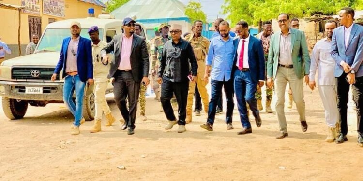 برفقة وزراء آخرين.. وزير الداخلية الصومالي يصل إلى مدينة “بولوبوردي” في ولاية هيرشبيلي