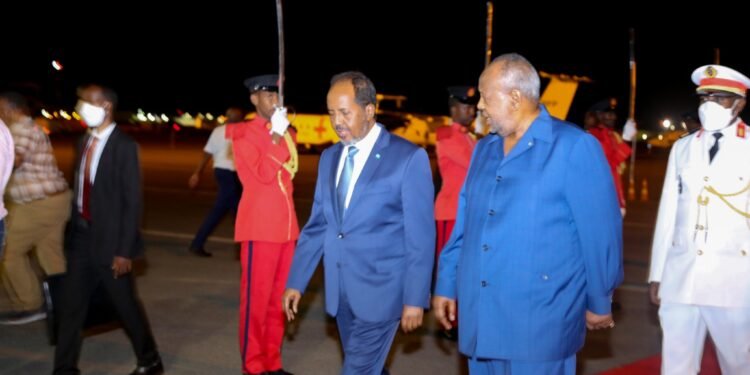 الرئيس الصومالي يصل إلى جيبوتي للمشاركة في مؤتمر حول المناخ والجفاف