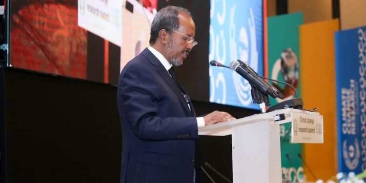 الرئيس الصومالي يلقي خطابا في مؤتمر إقليمي حول البيئة وتغير المناخ