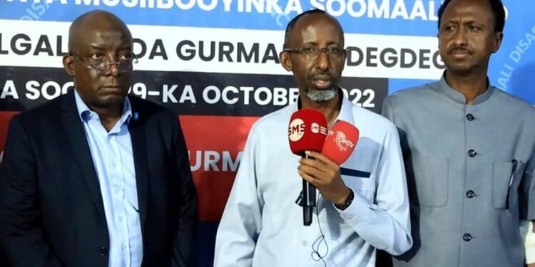 تضامنا مع ضحايا تفجيرات مقديشو…وزير التعليم الصومالي يأمر بإغلاق المدارس والجامعات لثلاثة أيام