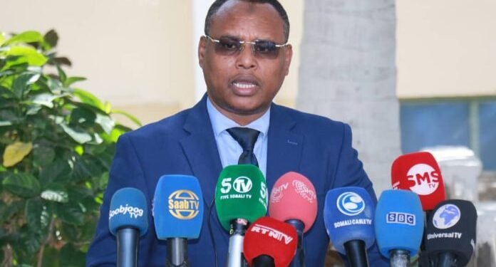 وزارة التجارة الصومالية تُجرِّم تعامل رجال الأعمال مع حركة الشباب