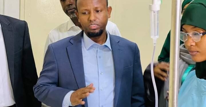 وزير الصحة الصومالي يتعهد بنقل الجرحى من ذوي الإصابات الخطرة إلى خارج البلاد