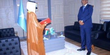 وزير الخارجية الصومالي يلتقي السفير الجديد لدولة الامارات العربية المتحدة.. ويتسلّم نسخة من أوراق اعتماده