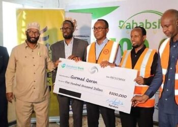 مجموعة “دَهَبْ شِيل” تتبرع بنصف مليون دولار لصالح أسر ضحايا “هجوم أكتوبر الإرهابي” في مقديشو