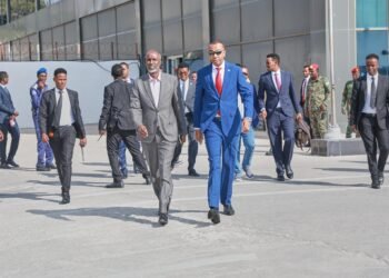 تلبية لدعوة رسمية.. رئيس الوزراء الصومالي يغادر البلاد متوجها إلى جيبوتي