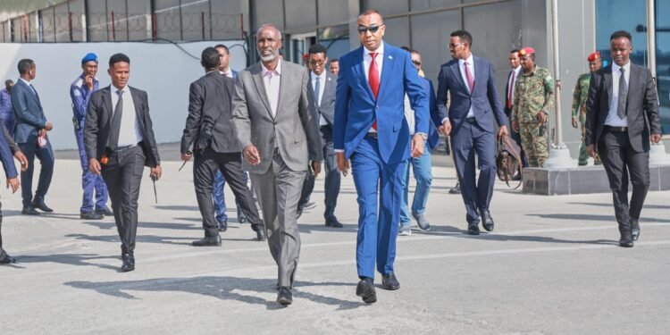 تلبية لدعوة رسمية.. رئيس الوزراء الصومالي يغادر البلاد متوجها إلى جيبوتي