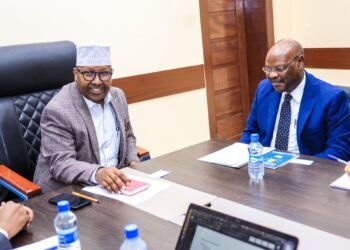 وزير الداخلية الصومالي يعقد اجتماعا مع مسؤول أممي في مقديشو