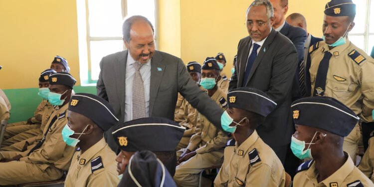 الرئيس الصومالي يتفقد معسكر تدريب القوات الجوية الصومالية في إريتريا