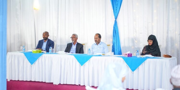 الرئيس الصومالي يعقد اجتماعا مع مسؤولي البرلمان الفيدرالي ورؤساء برلمانات الولايات في مقديشو