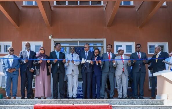 رئيس الوزراء الصومالي يفتتح مبنى جديدا لدائرة الهجرة والجنسية الصومالية في مقديشو