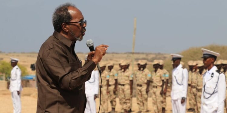 الرئيس الصومالي يتفقد مركز تدريب القوات البحرية الصومالية في إريتريا