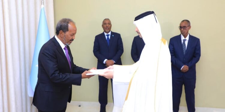 الرئس حسن يتسلّم أوراق الاعتماد من سفير دولة قطر الجديد