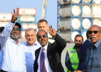 الرئيس الصومالي يزور ميناء مقديشو الدولي