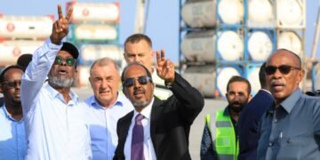 الرئيس الصومالي يزور ميناء مقديشو الدولي