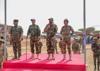 حاكم ولاية جوبالاند يتفقد بعض مراكز القوات المستعدة للحرب برفقة وزير الدفاع الصومالي