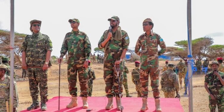 حاكم ولاية جوبالاند يتفقد بعض مراكز القوات المستعدة للحرب برفقة وزير الدفاع الصومالي