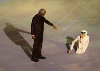 الشاب القطري غانم المفتاح والممثل العالمي مورغان فريمان يفتتحان كأس العالم بحوار بين الشرق والغرب