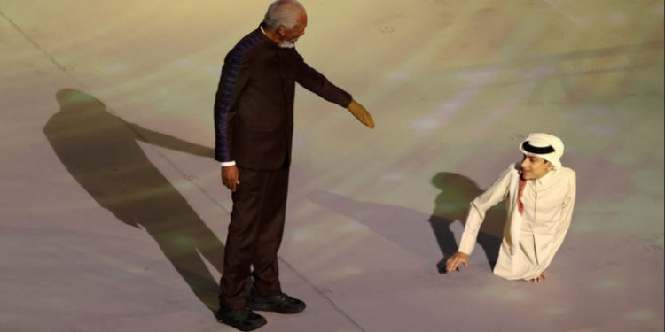 الشاب القطري غانم المفتاح والممثل العالمي مورغان فريمان يفتتحان كأس العالم بحوار بين الشرق والغرب