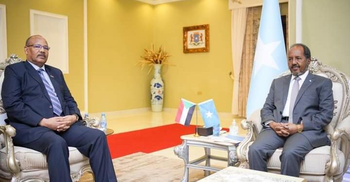 الرئيس الصومالي يتسلم رسالة خطية من رئيس مجلس السيادة الانتقالي السوداني