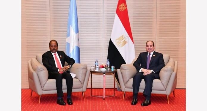 على هامش القمة العربية بالجزائر…. الرئيس الصومالي يجتمع مع نظيره المصري