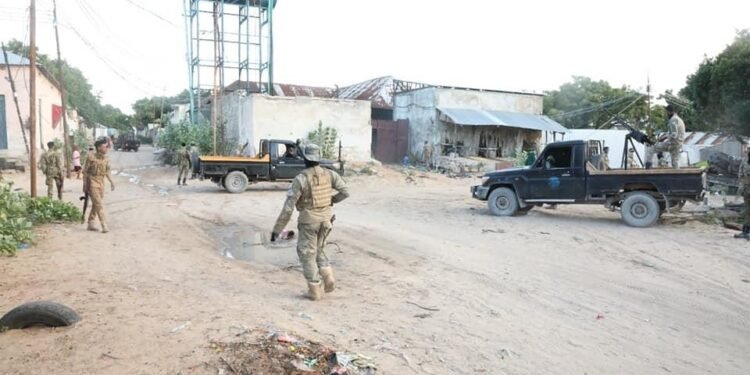 قوات الأمن تعتقل 20 أجنبيا كانوا رهائن لدى حركة  الشباب